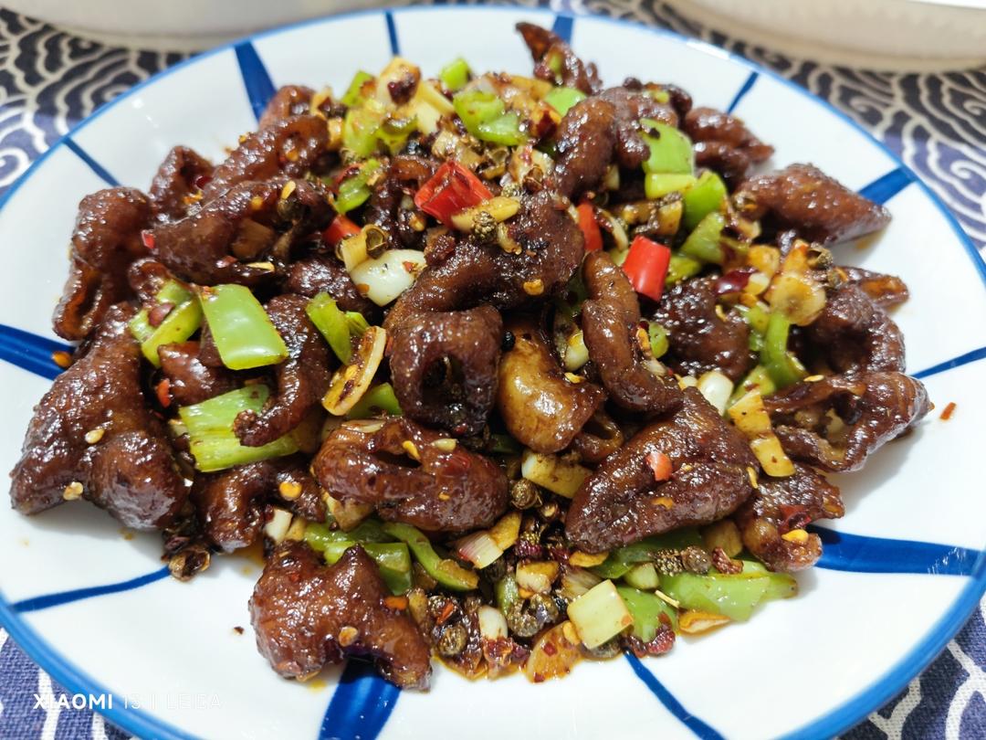 🔥干煸肥肠这样做，实在是太香了，好吃到停不下来😄