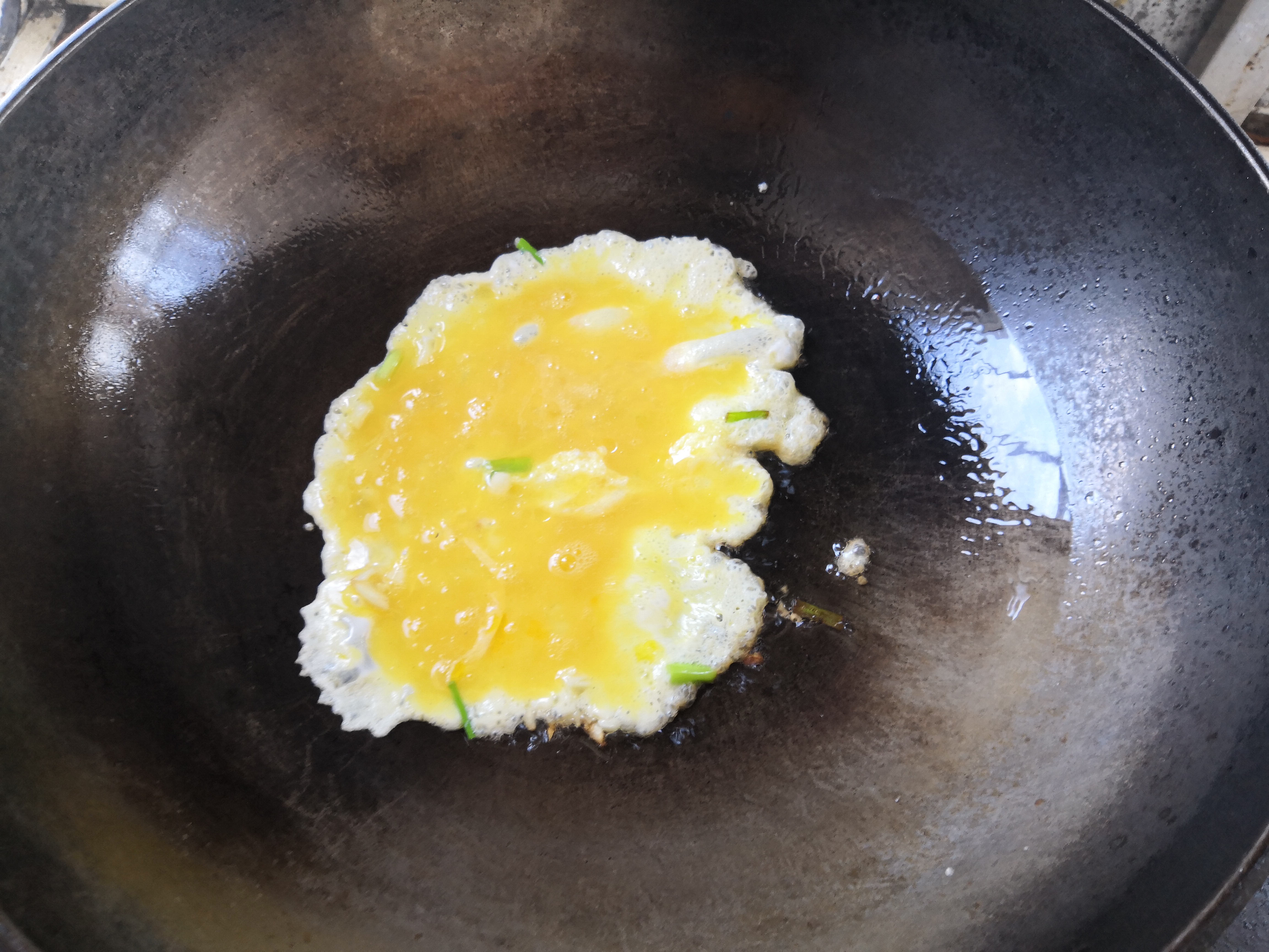 青椒炒火腿肠鸡蛋的做法 步骤2