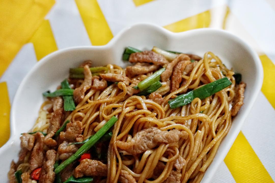 葱油烧肉炒面（如何烹饪爱出水的牛肉？）的做法