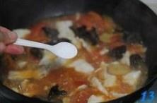 木耳番茄鱼片汤的做法 步骤13