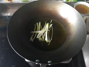 葱油拌面之自制葱油的做法 步骤3