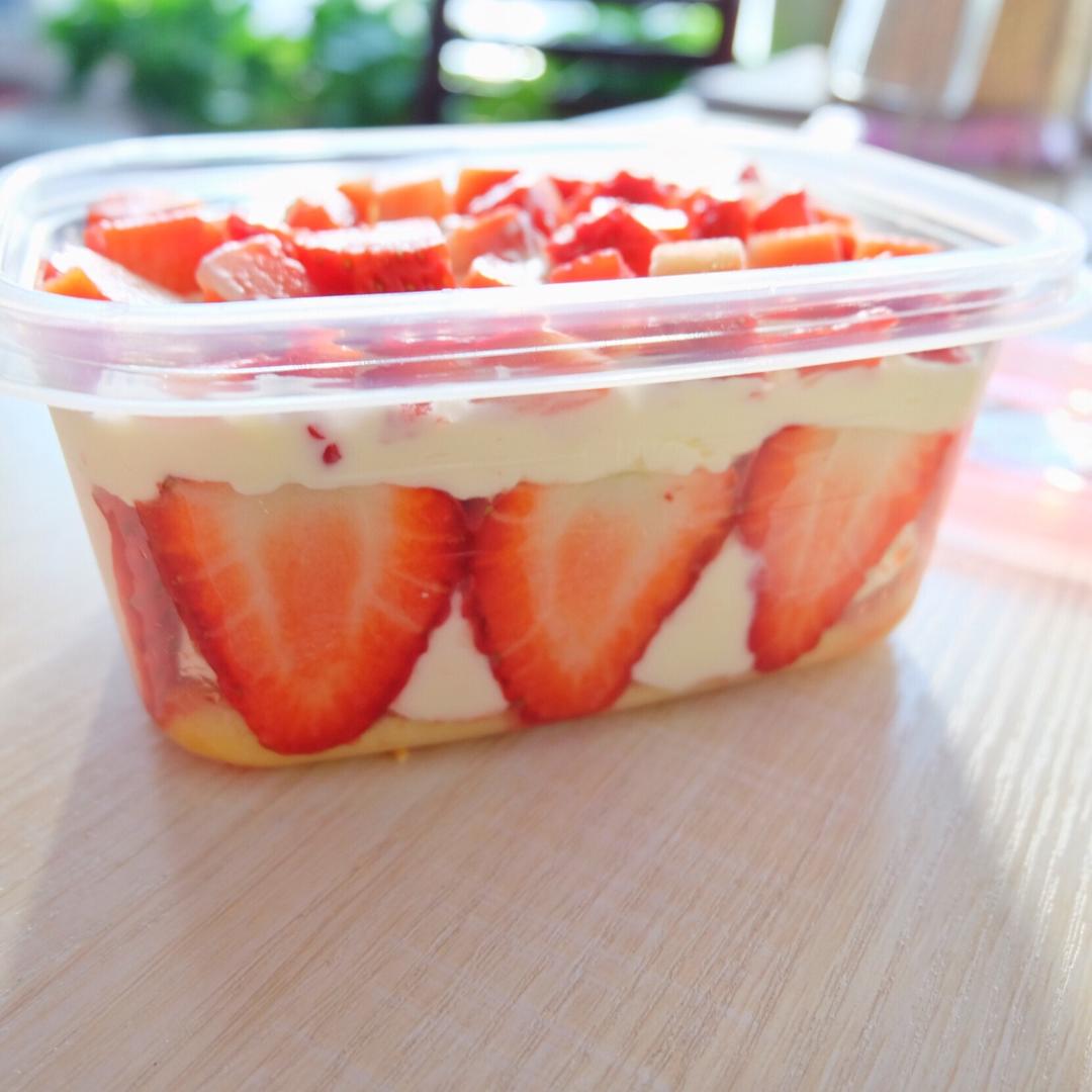 草莓提拉米苏盒子