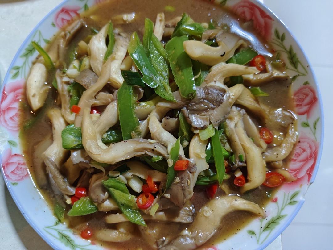 香辣好吃的炒平菇