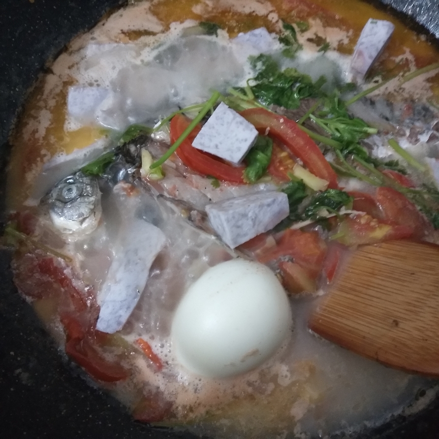 西红柿芋头鲜鱼汤的做法
