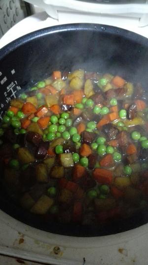香肠土豆胡萝卜豌豆焖饭的做法 步骤5