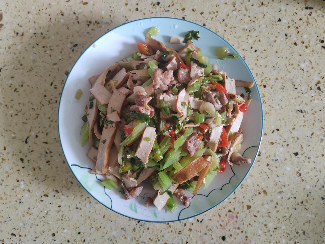 芹菜香干炒肉丝