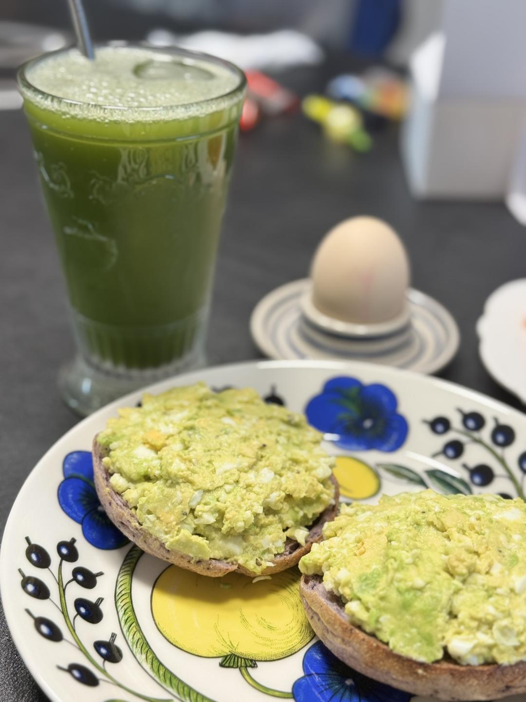 减脂健身早餐牛油果蟹柳滑蛋贝果+椰子冰美式