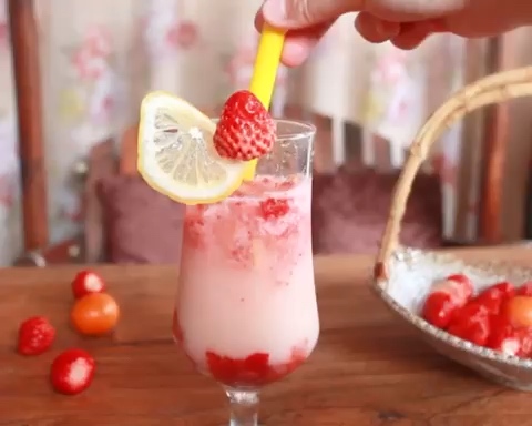 草莓养乐多饮料的做法