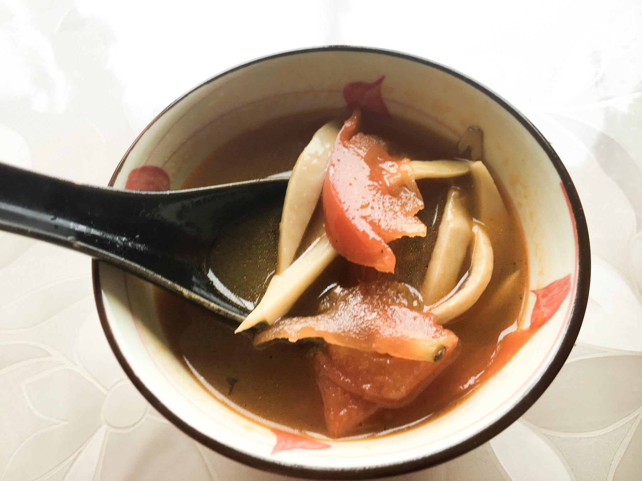 西红柿鸡腿菇汤的做法