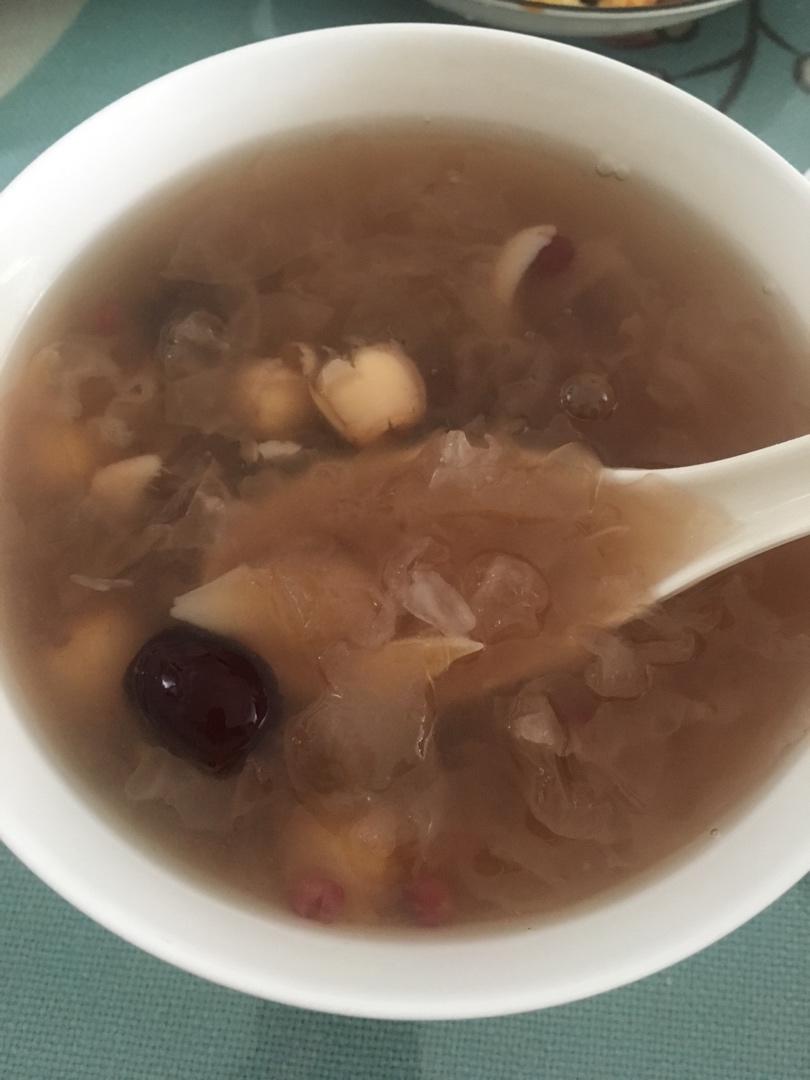 粘稠的银耳莲子羹