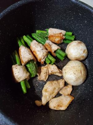 低卡低脂高蛋白，制作简单超鲜嫩的鸡胸肉芦笋卷的做法 步骤6