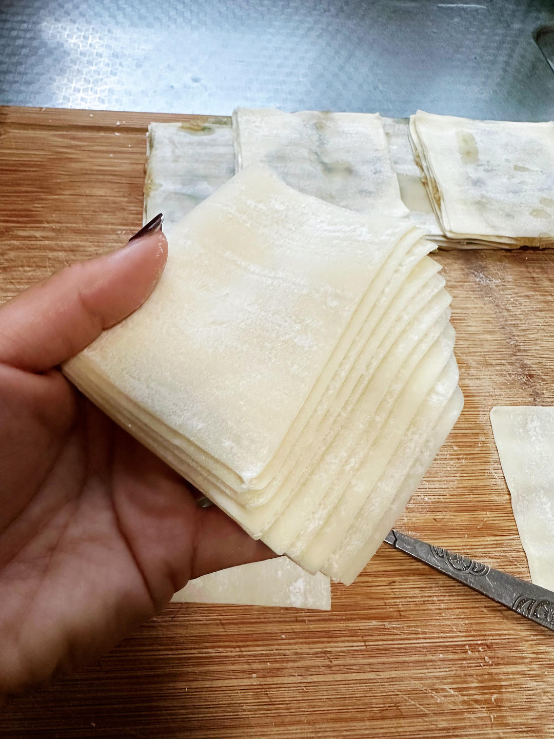馄饨皮做葱油饼绝了的做法 步骤1