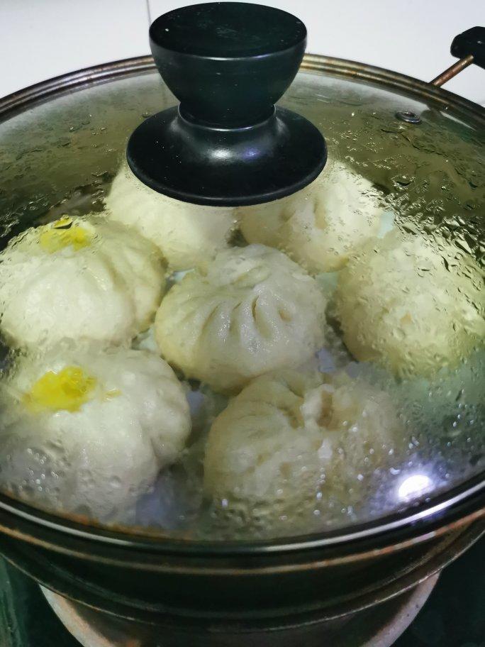 碧绿的香菇菜包子