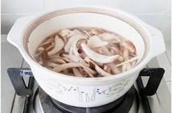 菌菇汤元宝水饺的做法 步骤3