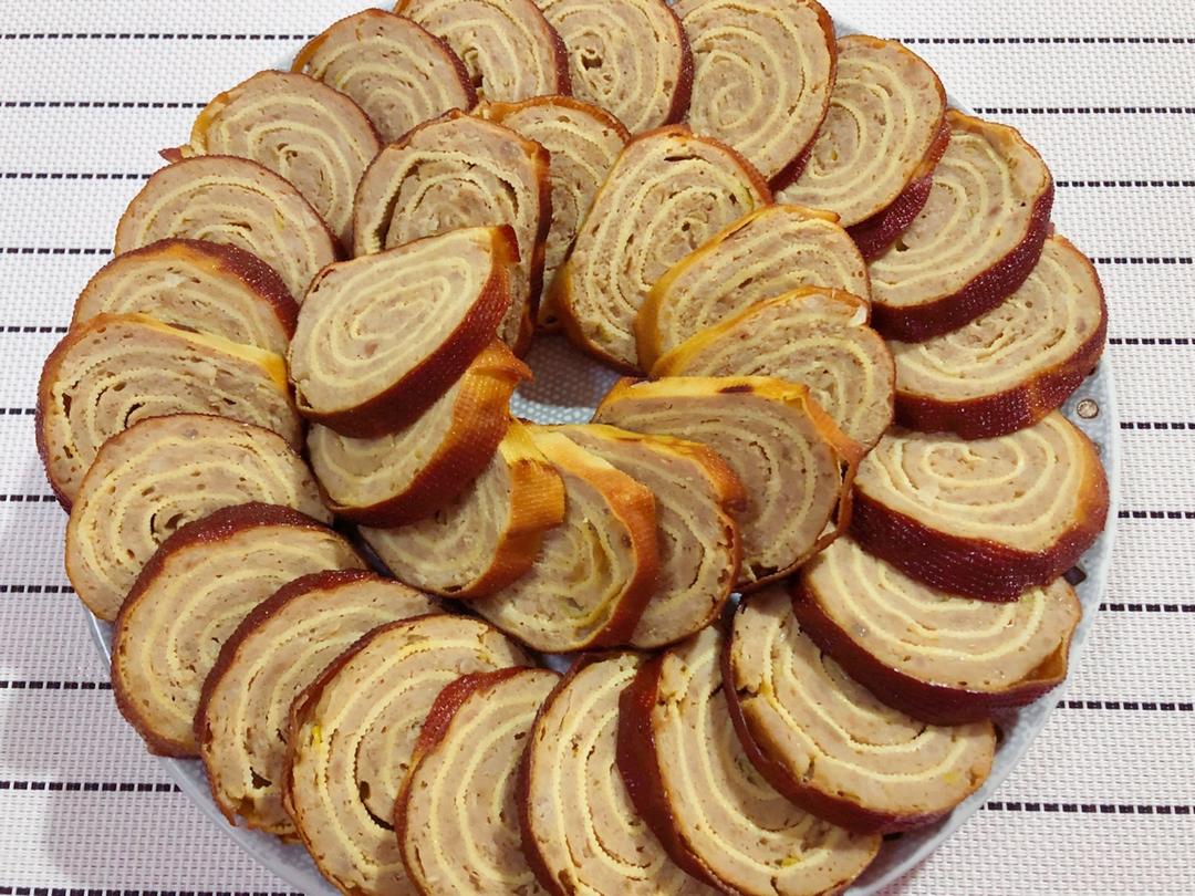 一个有艺术感的厨子做的东北熏干豆腐肉卷