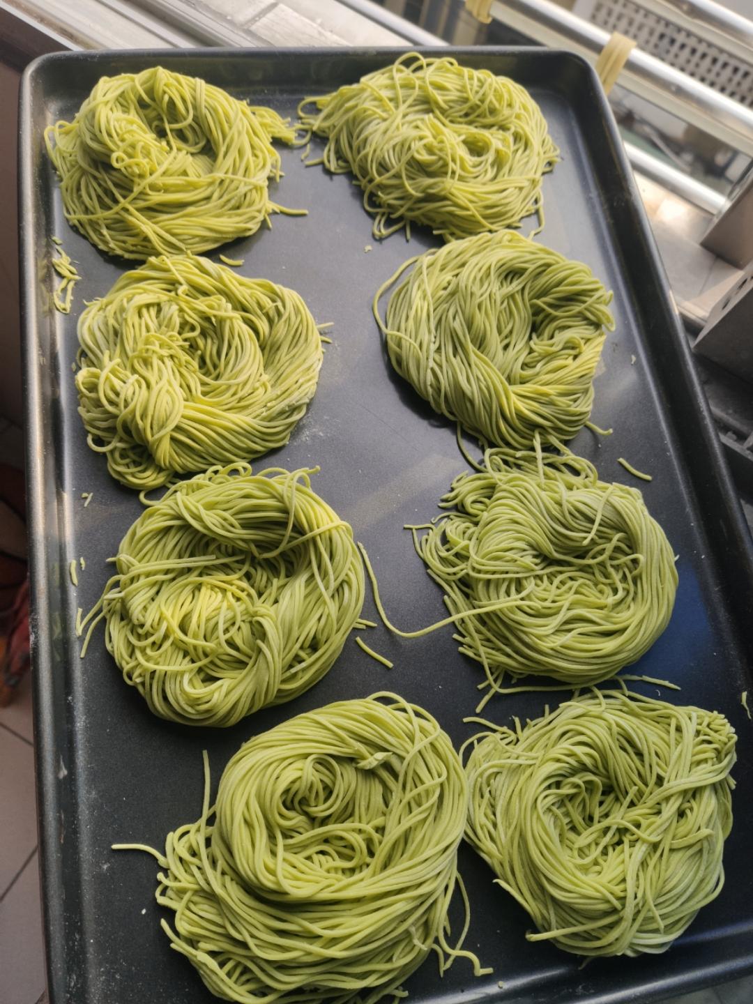 【爽滑筋道的自制面条】（鸡蛋面、菠菜面和胡萝卜面）-面面俱到，家的味道