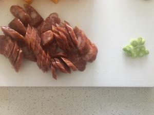 电饭锅焖饭系列：南瓜腊肠饭的做法 步骤2