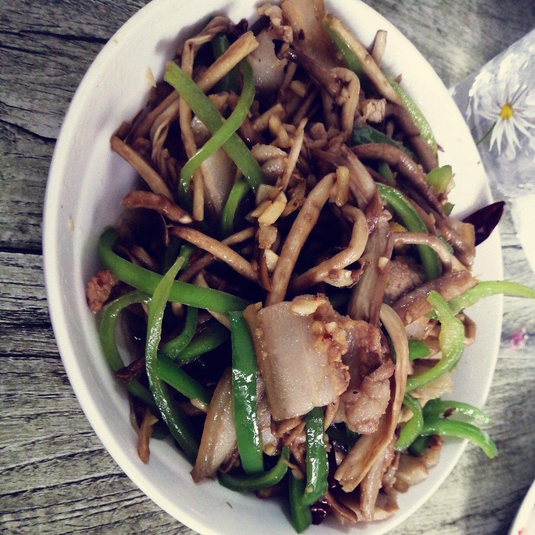 五花肉干锅茶树菇