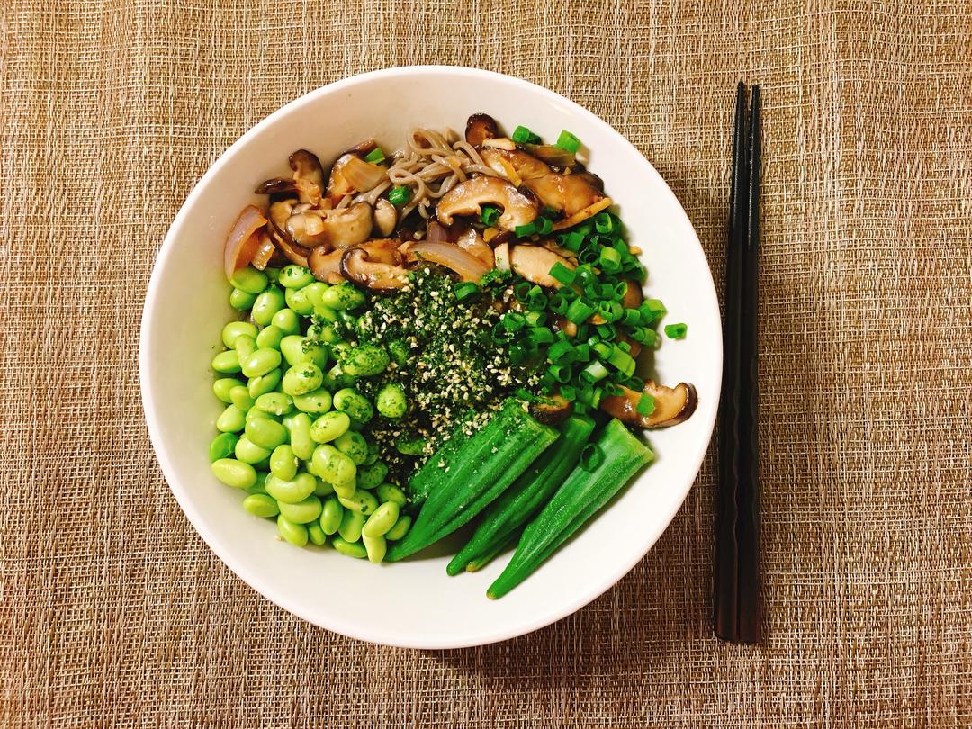 日式蘑菇秋葵荞麦面