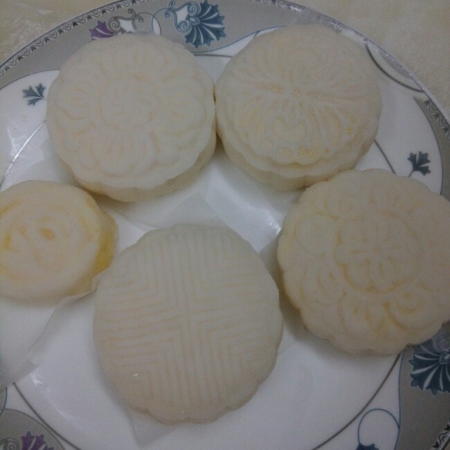 椰香芝士奶黄冰皮月饼