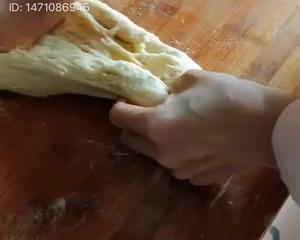 手揉面做面包，揉出手套膜的做法 步骤5