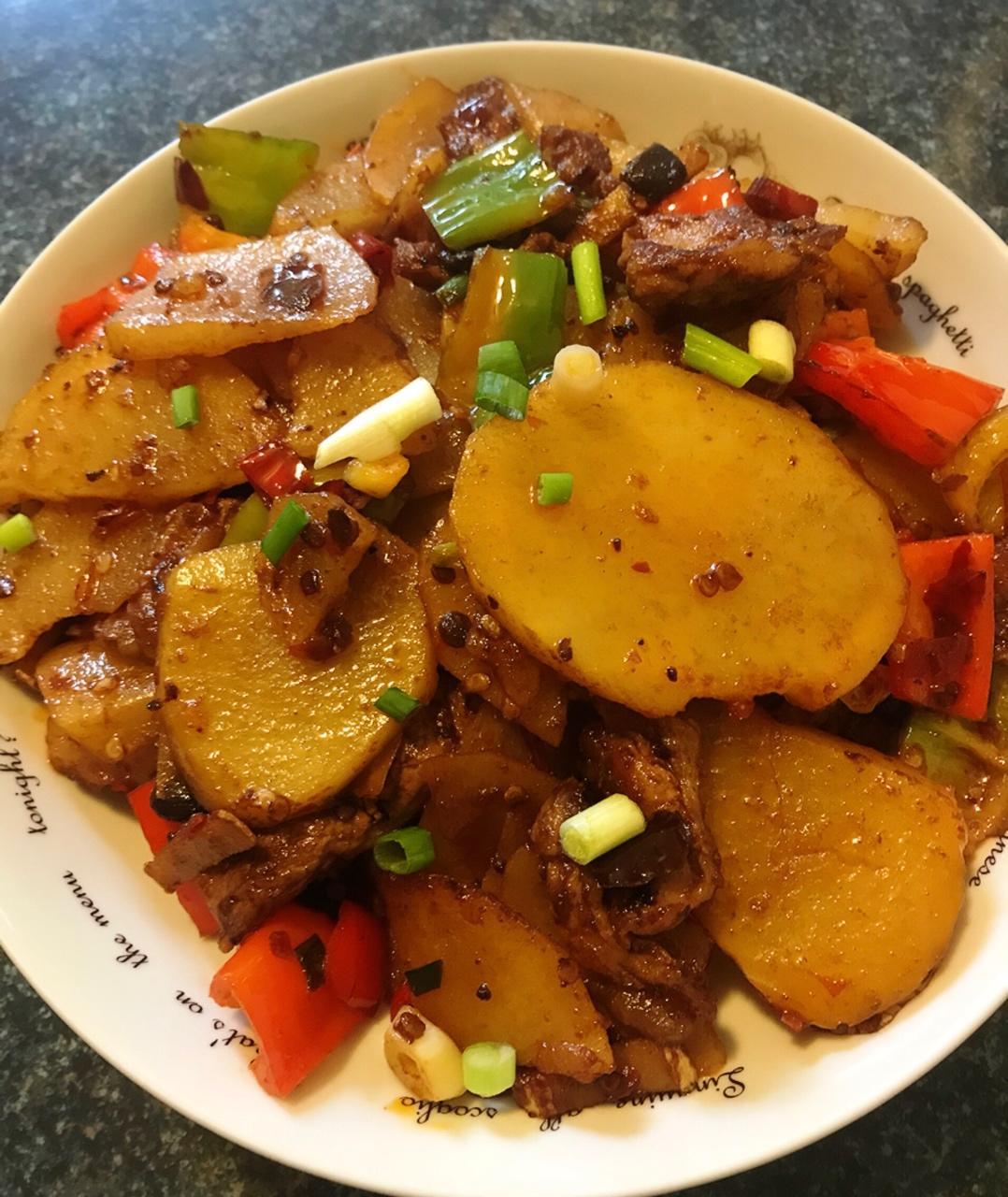 五花肉干煸土豆片