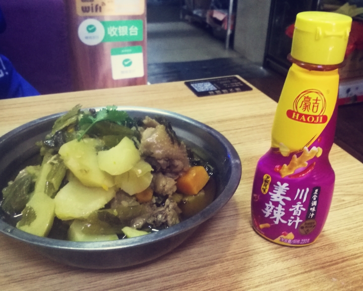 豪吉姜辣川香汁酸菜土豆炖鸡的做法