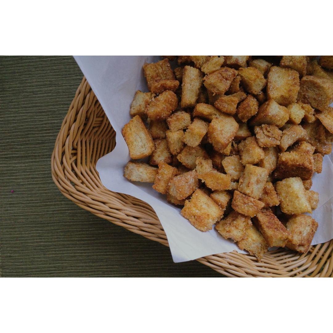 超级简单的焦糖肉桂面包粒