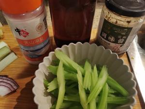 刷脂拌芹菜的做法 步骤3