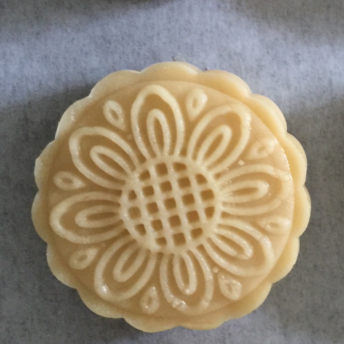 广式月饼－－蛋黄豆沙月饼