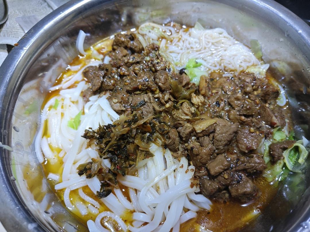 大锅米线（焖肉帽子）
