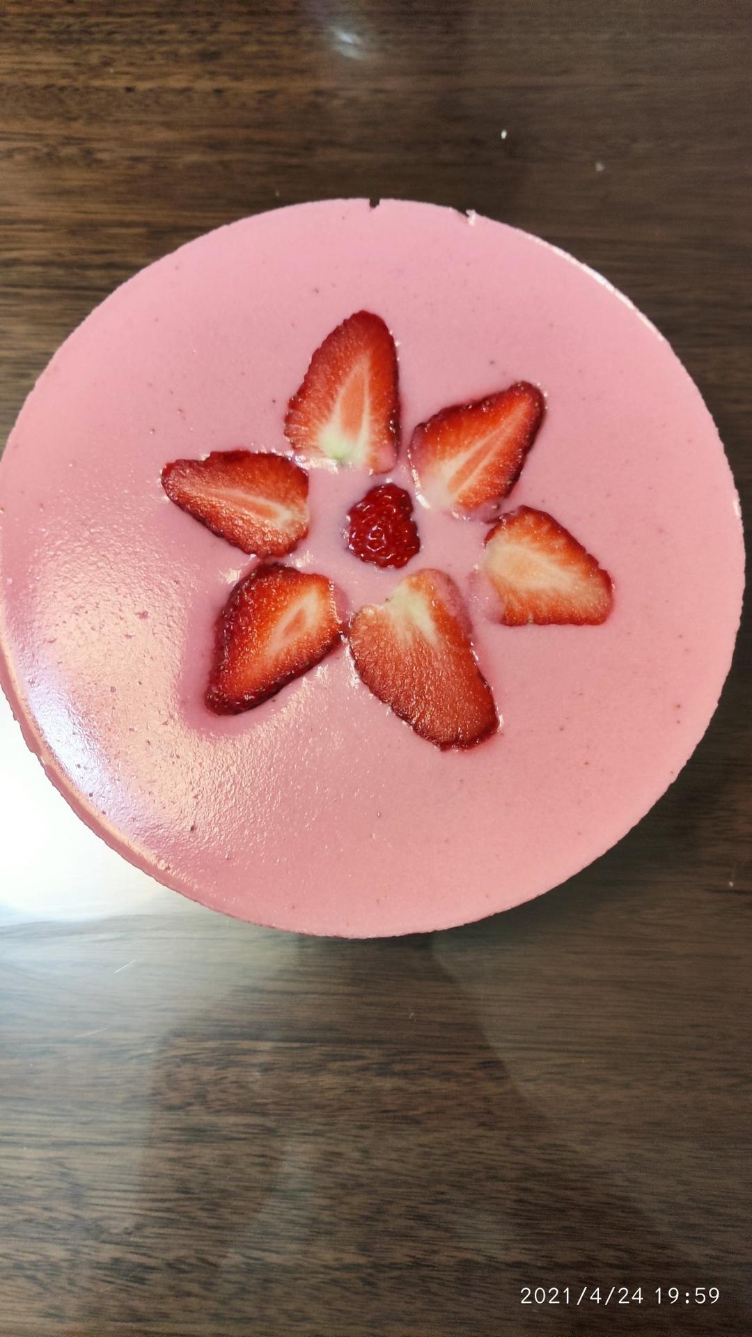 6寸草莓慕斯蛋糕