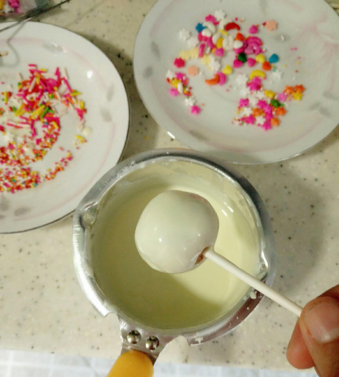 超简单美味奶油戚风棒棒糖蛋糕的做法 步骤7