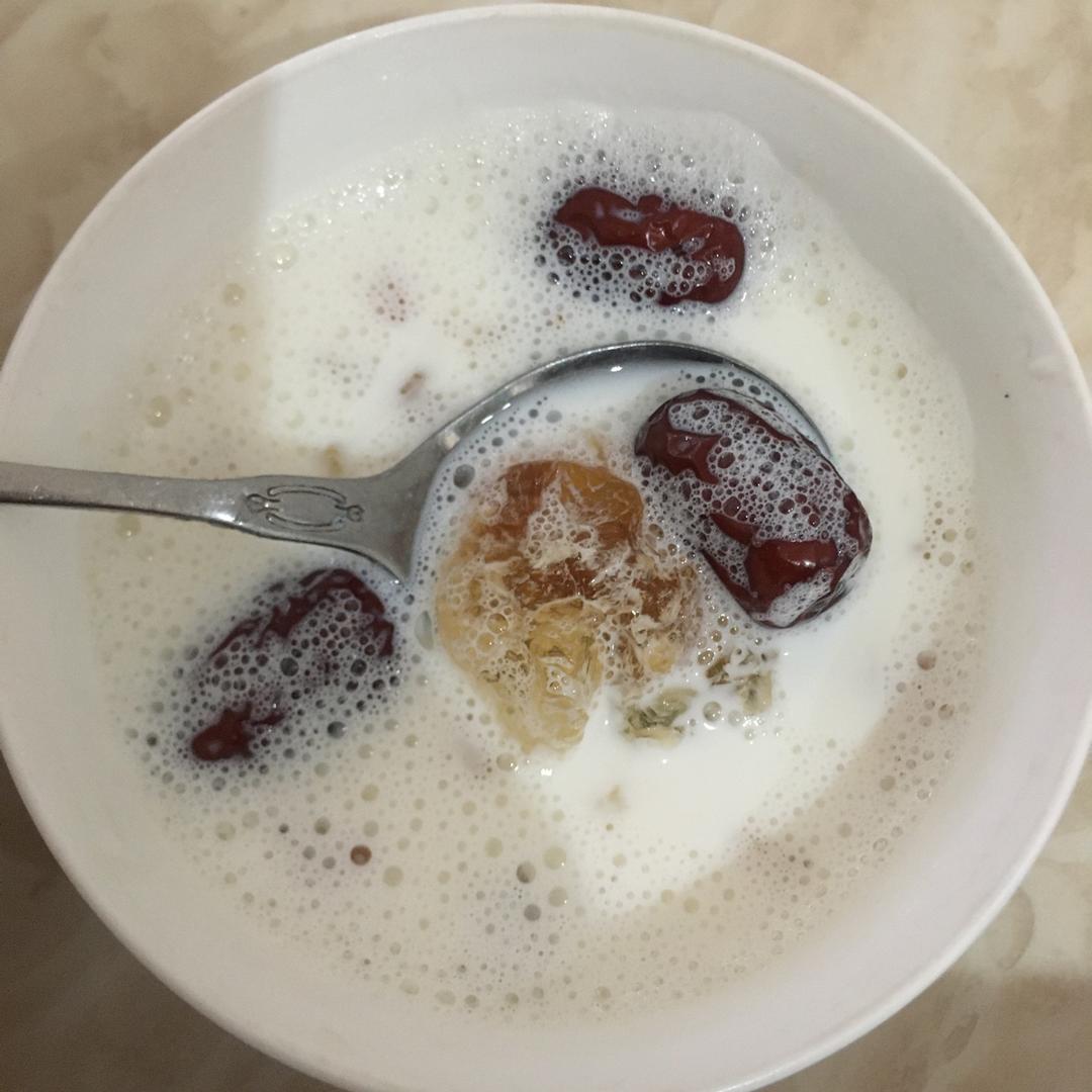 牛奶炖桃胶