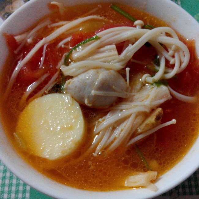 西红柿金针菇丸子汤