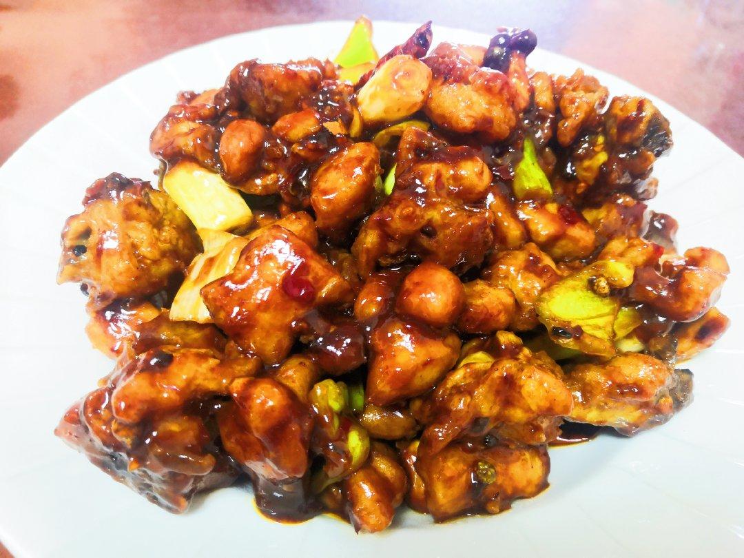 〈宫保鸡丁〉，小时候最爱的菜之一，郫县豆瓣酱版。欣小厨 😉