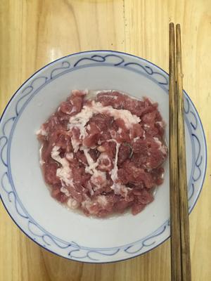 韭菜黄炒猪肉的做法 步骤1