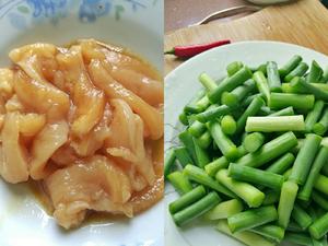 鸡胸肉炒蒜苔（简单又好吃）的做法 步骤1