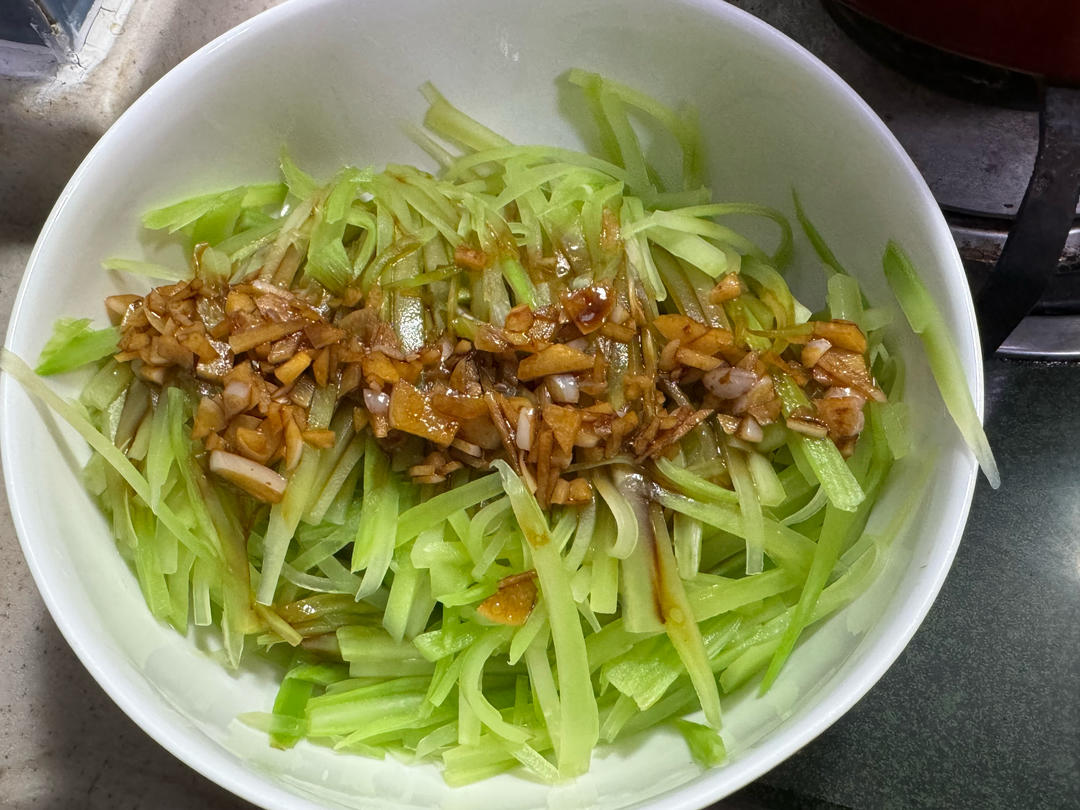 想告诉全世界，这菜太解腻！爽脆开胃的莴笋丝
