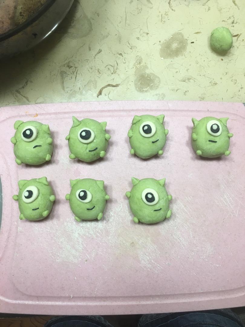 可爱大眼怪造型馒头