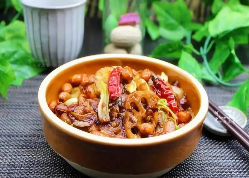 麻辣干锅藕片，香、麻、辣，好吃极了！