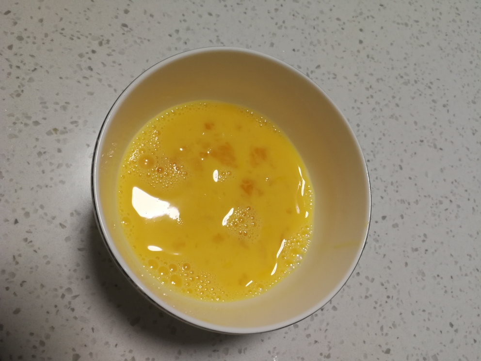 鸡蛋黄瓜炒木耳的做法 步骤2