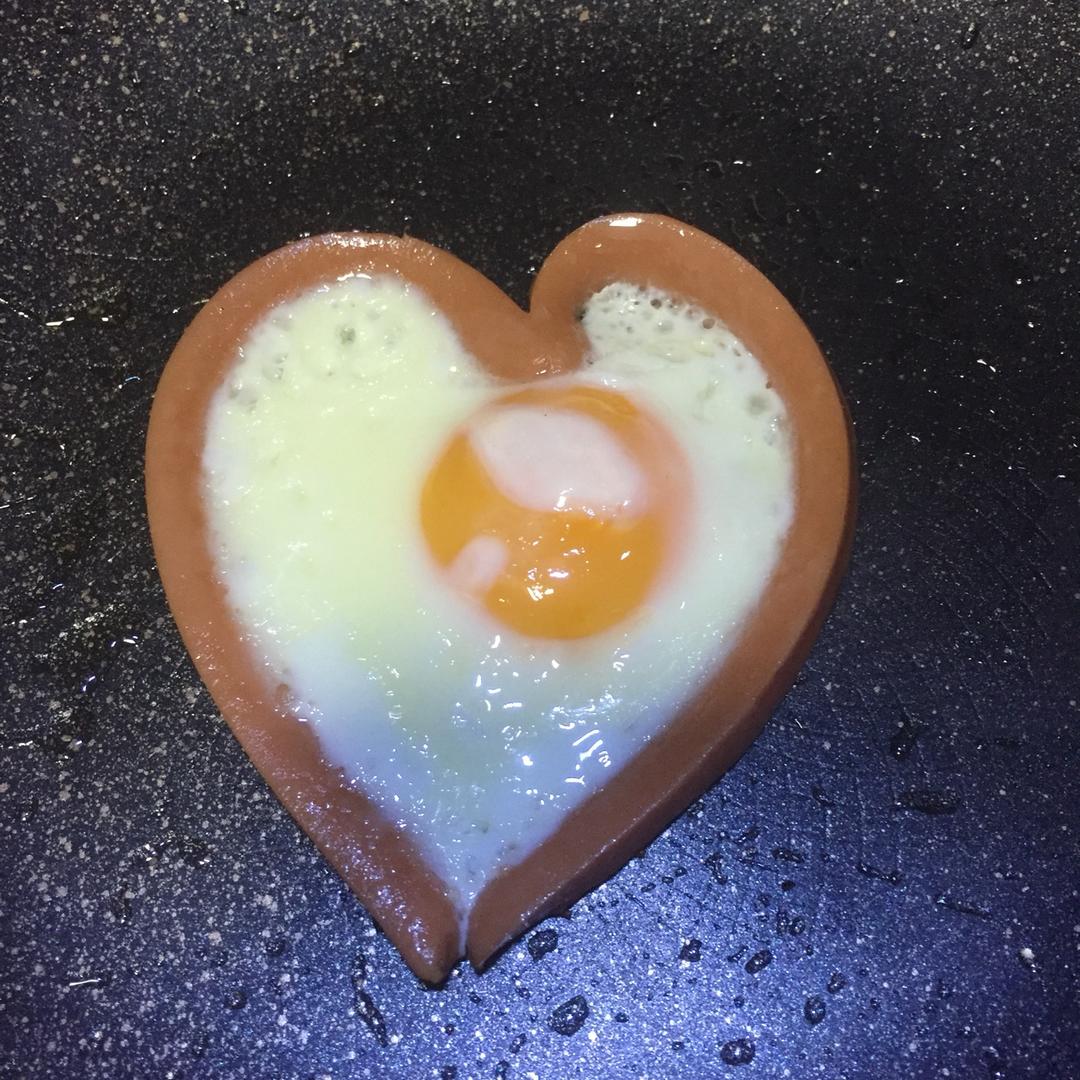 心形香肠荷包蛋