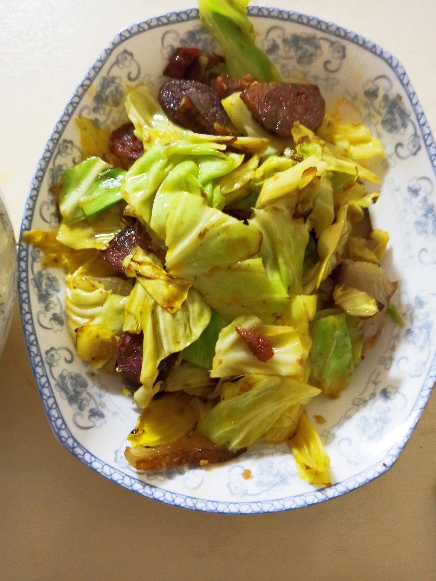 腊肠炒手撕包菜