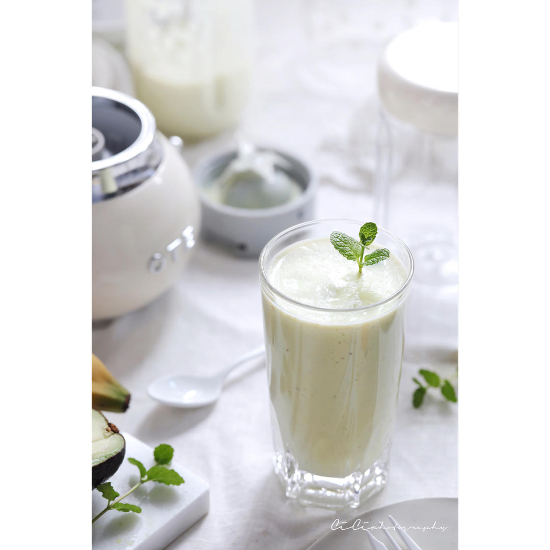 【香蕉牛油果奶昔】