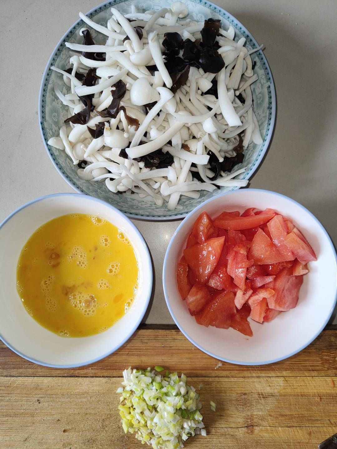 鲜美蘑菇西红柿鸡蛋（套路美食，汤炒均可）的做法