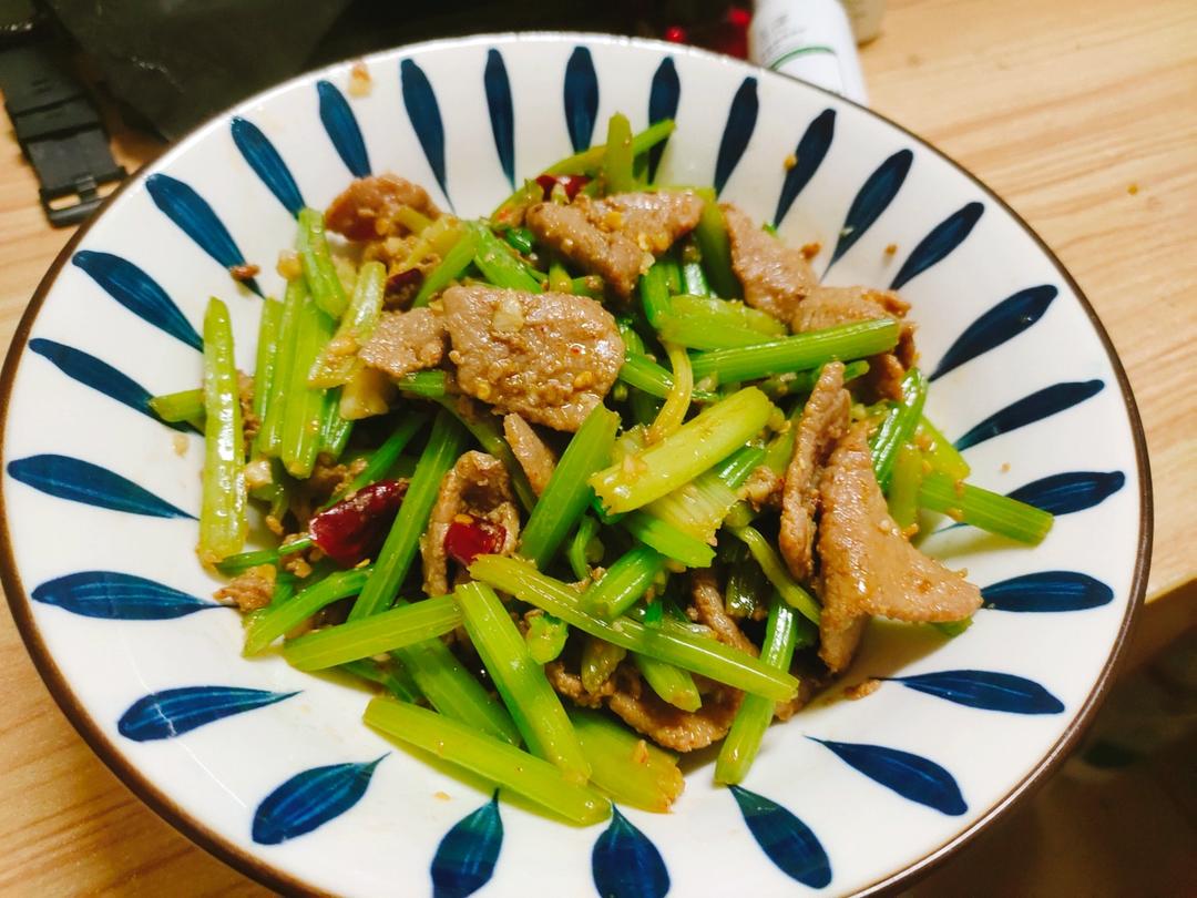好吃到邻居敲门蹭饭的芹菜炒牛肉！