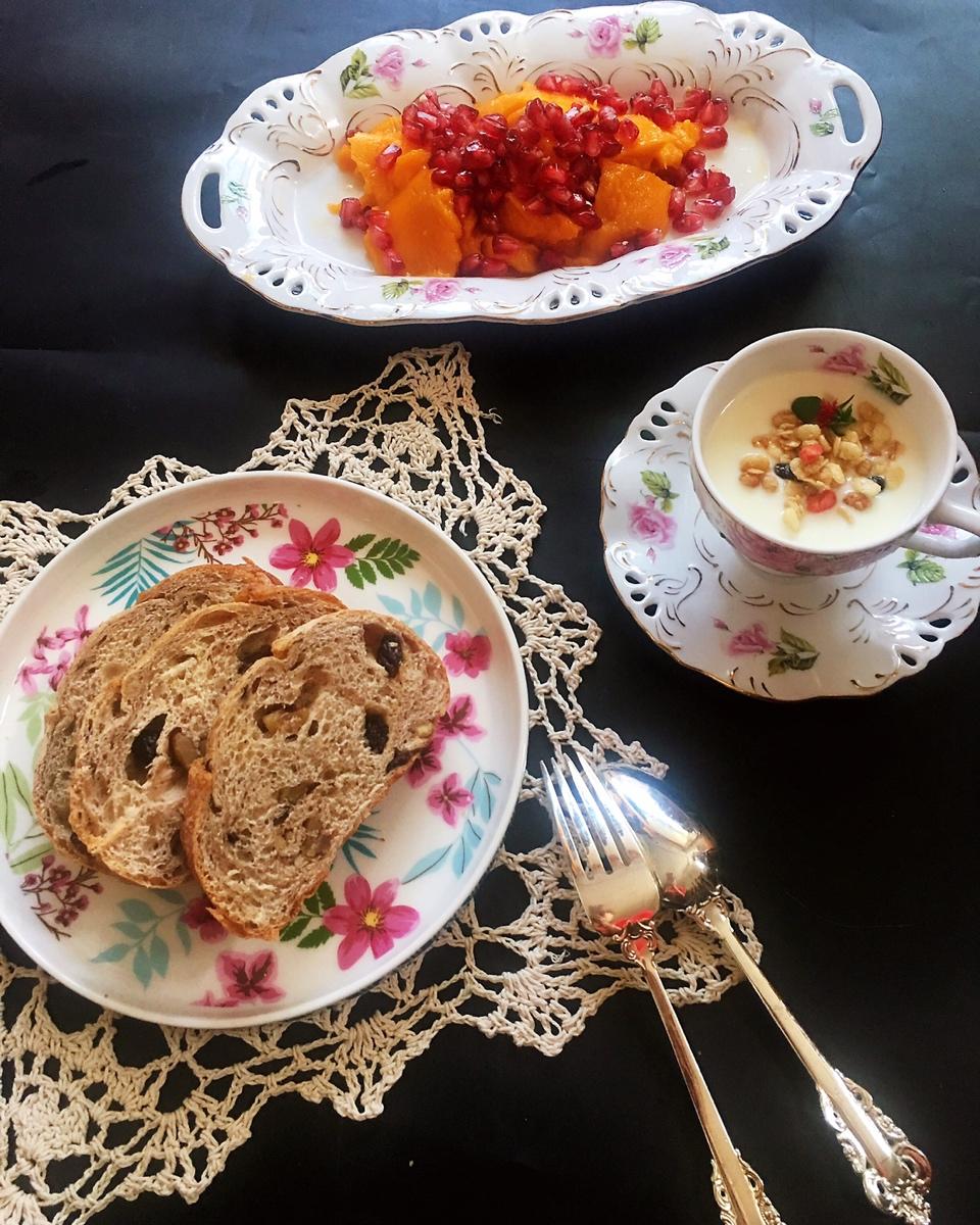 在我的儿时，物质匮乏，难得家中包回三鲜馅的水饺，我便会开心之极。每当妈妈把一大盘状如元宝一样的水饺端上桌之时，我们家中的几只小饿狼便如食珍馐美馔。多少年过去了，那种情形我仍记忆犹新……