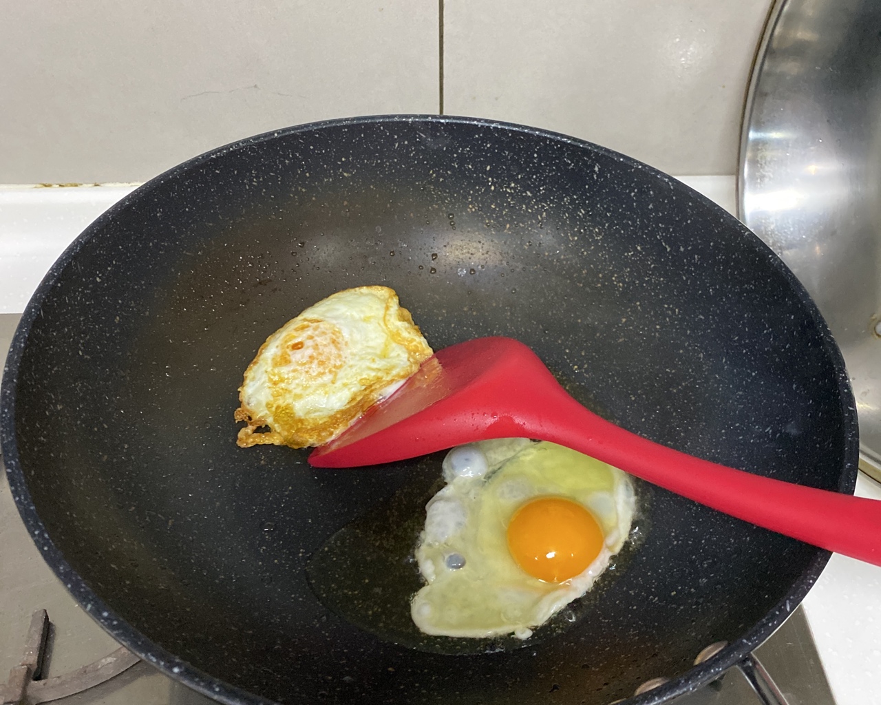 茄汁荷包蛋的做法 步骤2