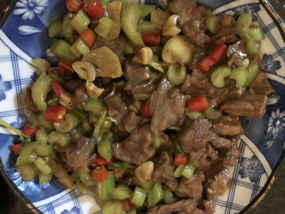 好吃到邻居敲门蹭饭的芹菜炒牛肉！